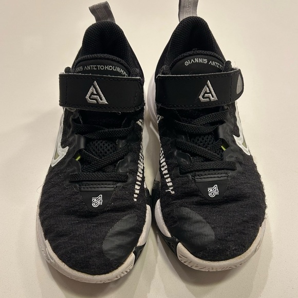 Nike Kids Giannis Immortality Black and White Sneakers, size 11C - Picture 2 of 5